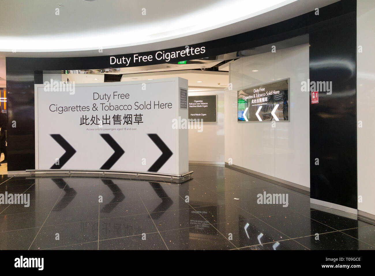 Zigaretten für den Verkauf in der Abflughalle Duty free shop. North Terminal, Gatwick Airport. London. Nach britischem Recht die Zigaretten nicht tatsächlich zu sehen sein. England (104) Stockfoto