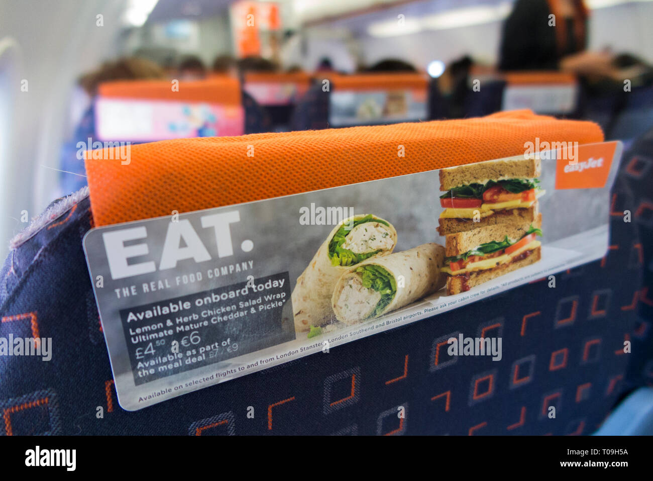 Rückenlehne Kopfstütze/Kopfstütze / im Flug Werbung Werbung Promotion für Airline Süßwaren sandwich wrap/wickelt für den Verkauf an Passagiere, die Sie auf einer Easyjet Flug kaufen können. (104) Stockfoto