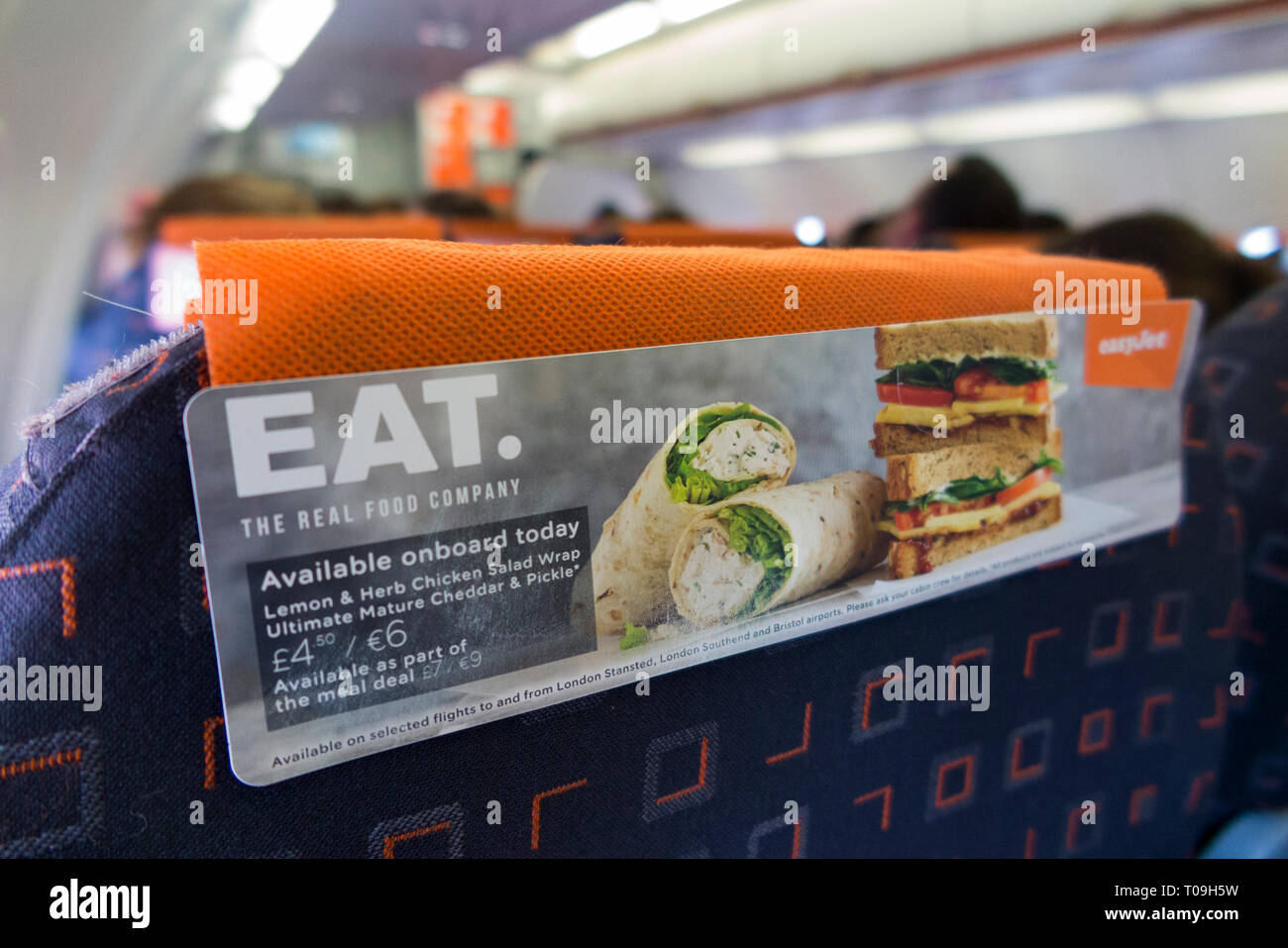 Rückenlehne Kopfstütze/Kopfstütze / im Flug Werbung Werbung Promotion für Airline Süßwaren sandwich wrap/wickelt für den Verkauf an Passagiere, die Sie auf einer Easyjet Flug kaufen können. (104) Stockfoto