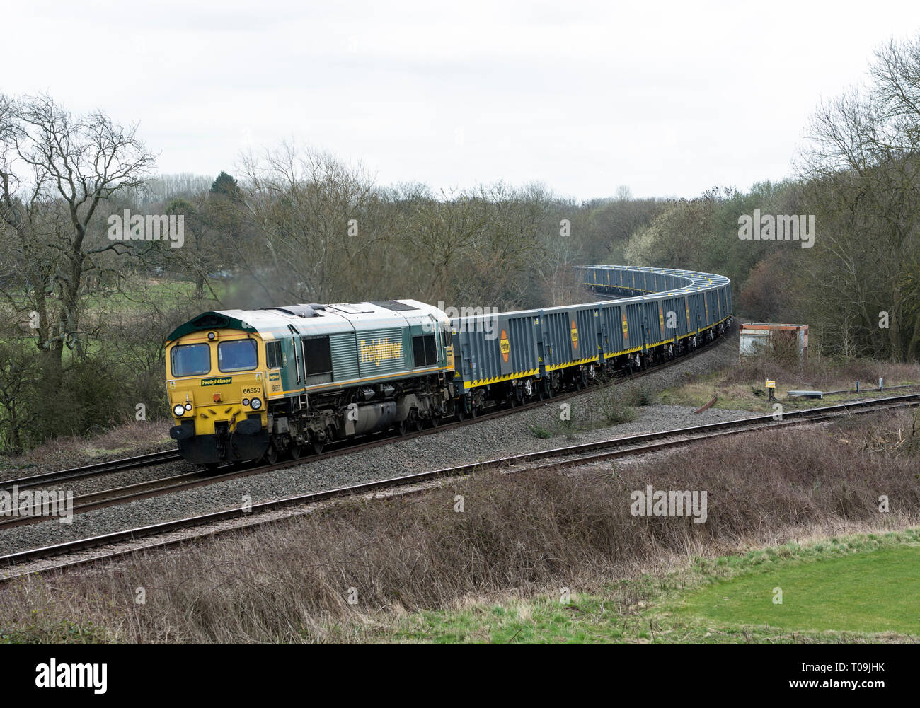 Class 66 Diesel Lokomotive ziehen neue Freightliner Trichter am Hatton nördlich der Kreuzung, Warwickshire, Großbritannien Stockfoto