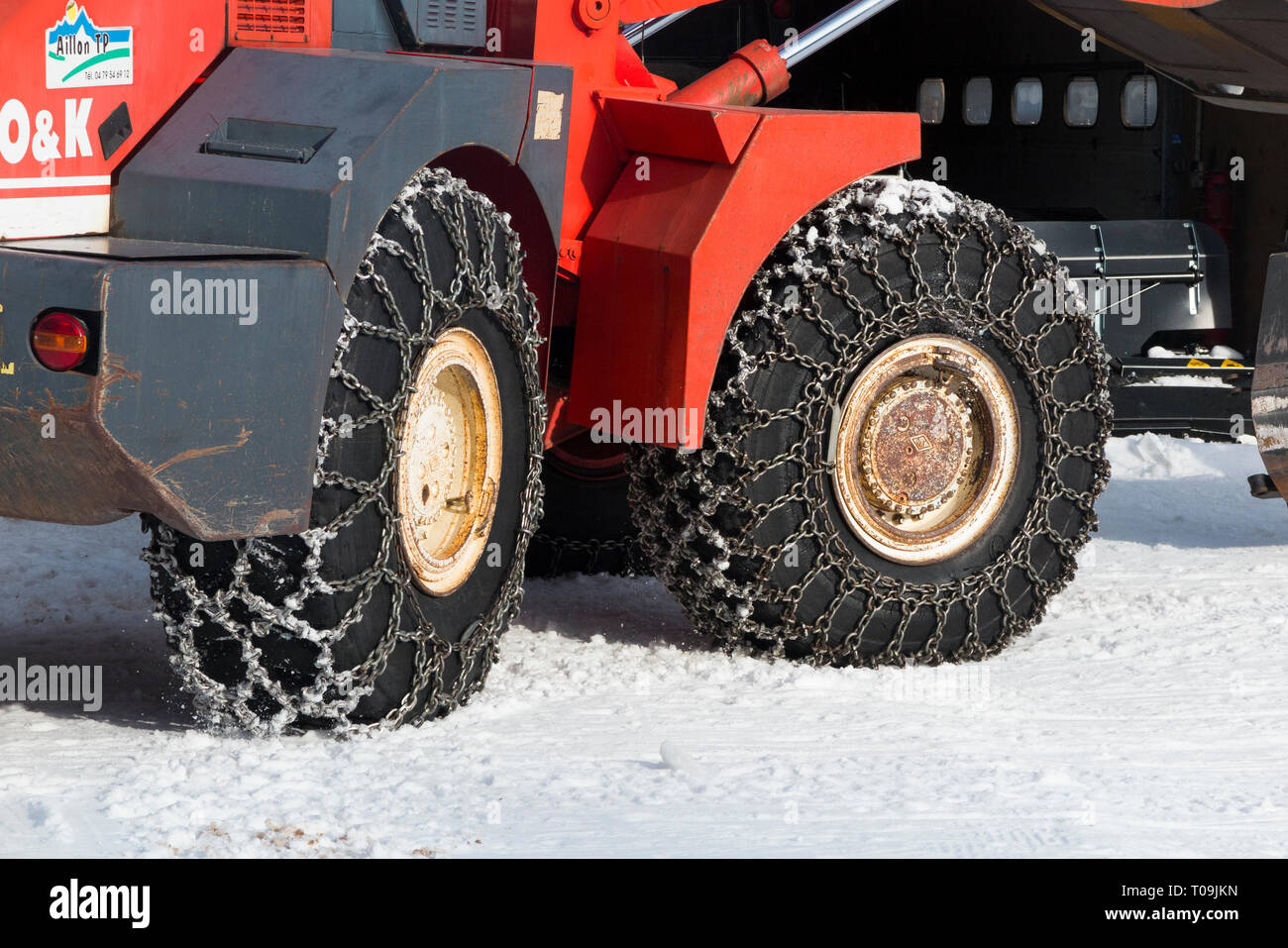 Schneekette / Ketten auf Vorder- & Rückseite/Rad/Räder/Reifen/Reifen eines  landwirtschaftlichen Nutzfahrzeugen, Radlader/Traktor in eisige Winter  Wetter mit Schnee und gefrorene Eis. (104 Stockfotografie - Alamy