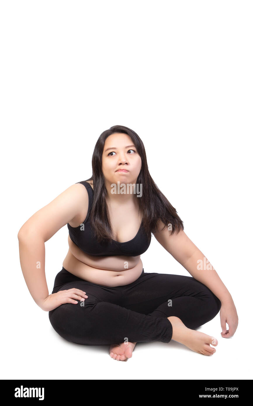 Fette Frau beleibt Bauch sitzen auf dem Boden gelangweilt Gesicht müde erschöpft Gewichtsverlust Konzept zur Ausübung isoliert auf weißem Hintergrund Stockfoto