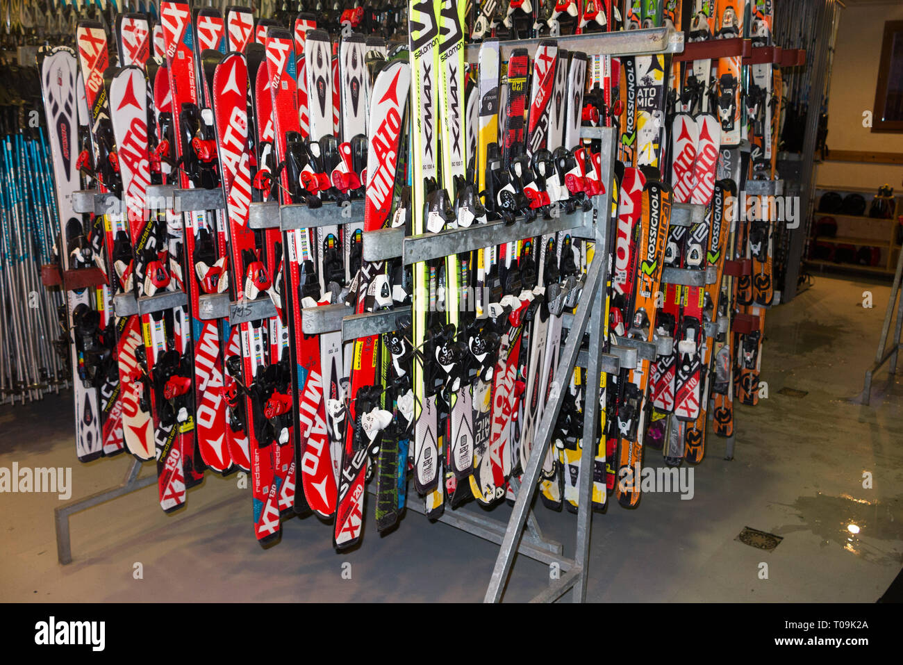 Ski Ausrüstung und Zubehör/Skier für Vermietung/Miete in den Französischen Alpen Resort in Frankreich. (104) Stockfoto