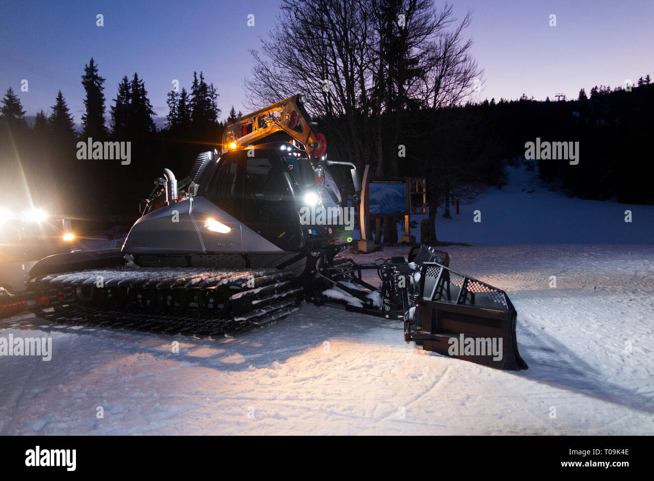 Pistenfahrzeug von Prinoth Leitwolf crawler bereit, die Piste/Skipisten resort Aillons-Margériaz 1600 vorzubereiten, in Frankreich. (104) Stockfoto