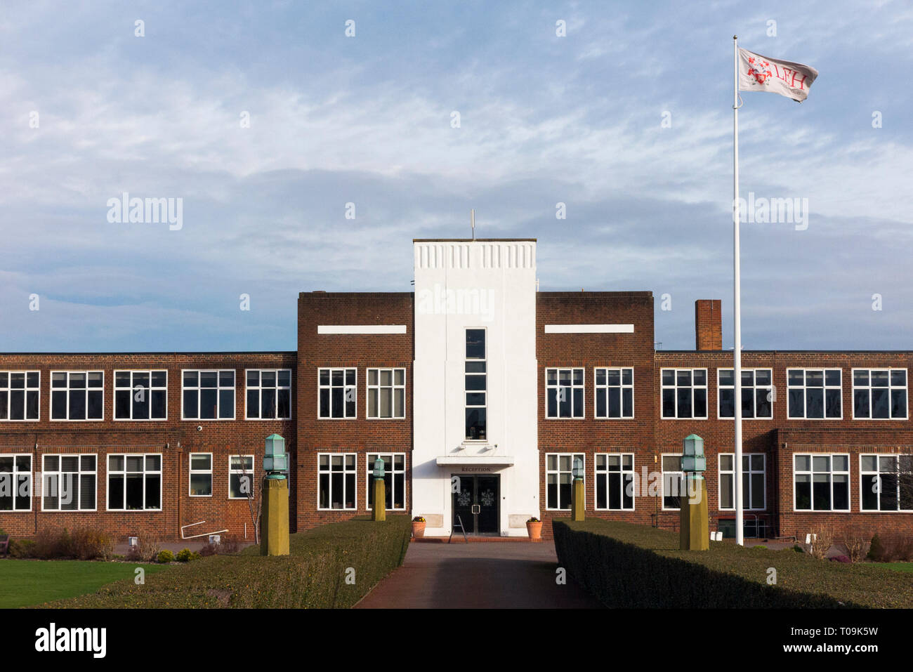 Vordere äußere Fassade der Lady Eleanor Holles Schule mit Flagge. Es ist eine unabhängige Schule für Mädchen in Hampton, London. (104) Stockfoto