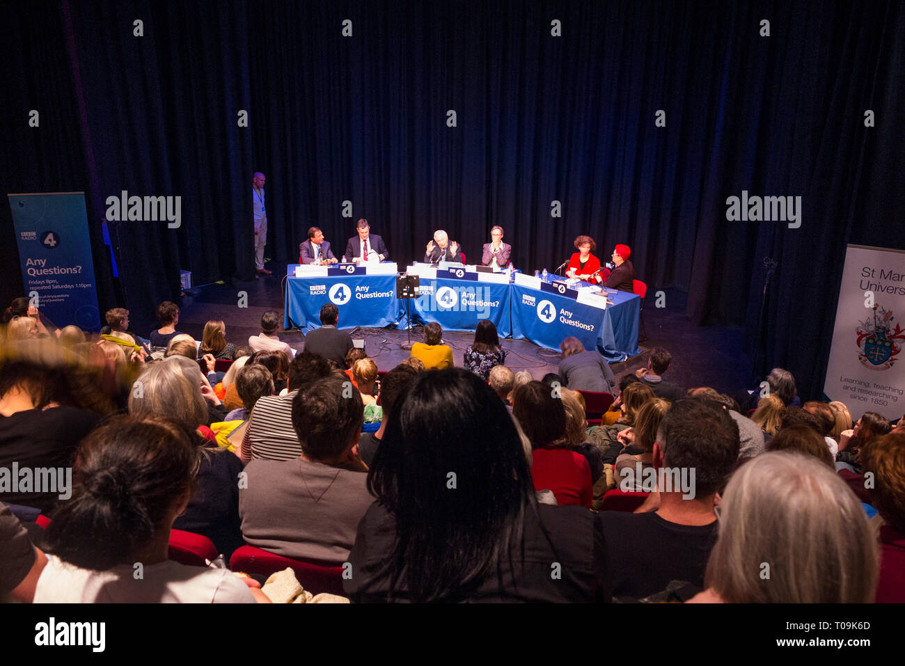 Die Bühne ist für eine BBC Radio 4 die Aufnahme des Programms Fragen mit vier Mitglieder des Gremiums und ein Publikum Publikum", bewirtet von Jonathan Dimbleby. Großbritannien (104) Stockfoto