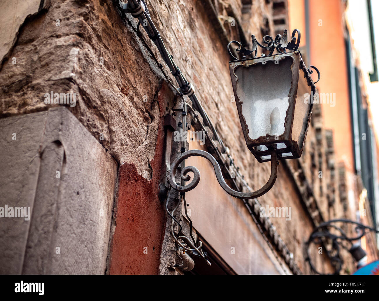 Alte Laterne am Alten Wall in Italien. Stockfoto