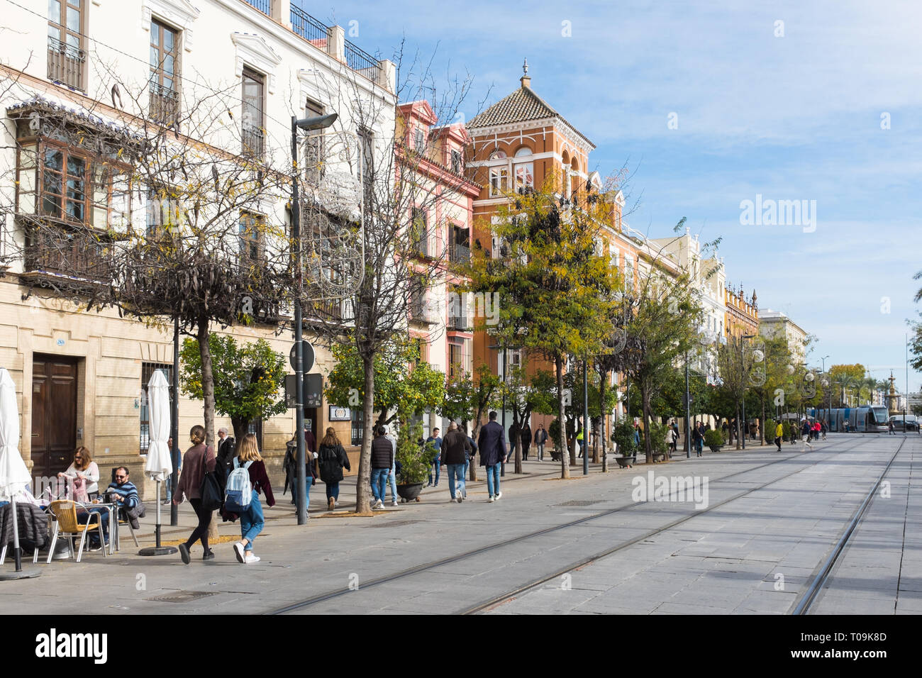 Menschen zu Fuß entlang der breiten Fußgängerzone San Fernando in Sevilla, Spanien Stockfoto