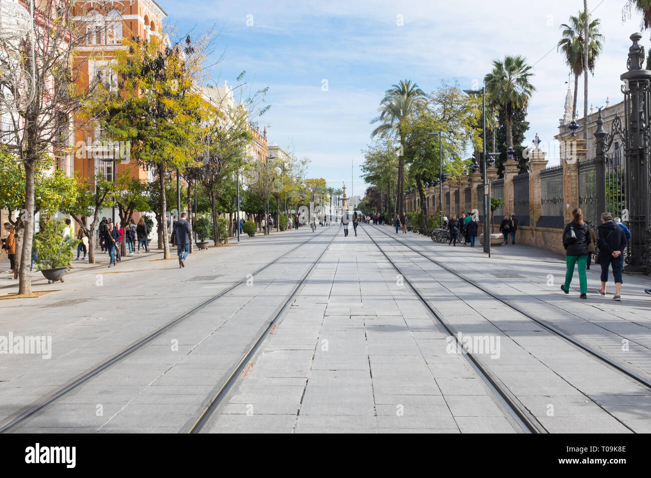 Menschen zu Fuß entlang der breiten Fußgängerzone San Fernando in Sevilla, Spanien Stockfoto