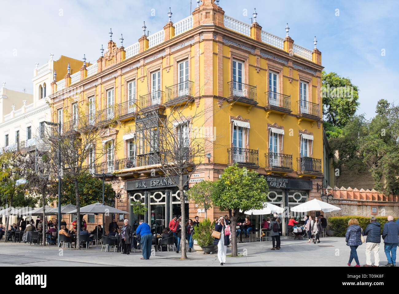 Menschen zu Fuß entlang der breiten Fußgängerzone San Fernando in Sevilla, Spanien Stockfoto