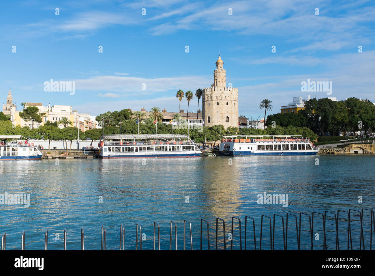 Torre del Oro Naval Museum am Ufer des Flusses Guadalquivir in Sevilla, Spanien Stockfoto