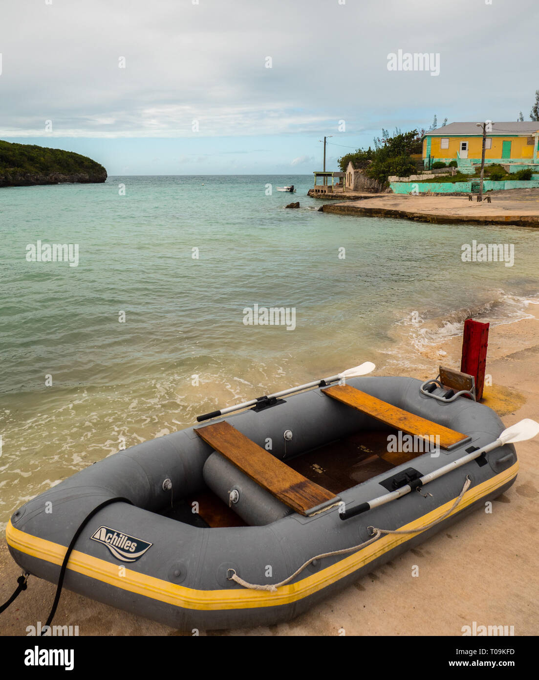 Boot am Hafen, Gregory Town, Eleuthera, Bahamas, in der Karibik. Stockfoto