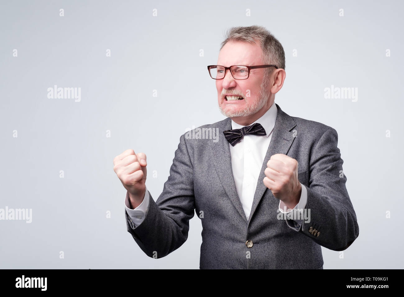 Schöne elegante älterer Mensch zornig und wütend die Faust nach oben Stockfoto