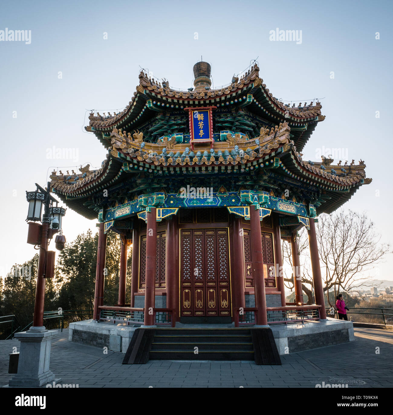 Klassische rote chinesische Pavillon mit bunten Ornamenten, mit Blick auf die Stadt Beijing, Jingshan Park, Peking, China Stockfoto