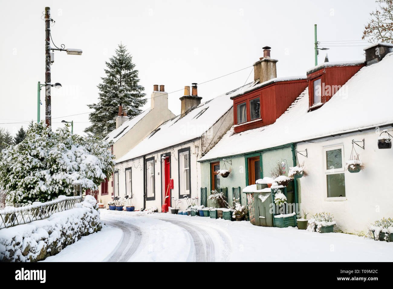 Reihe von Scottish Cottages. Leadhills Dorf am frühen Morgen Schnee. Scotlands zweite höchste Dorf. South Lanarkshire, Schottland Stockfoto