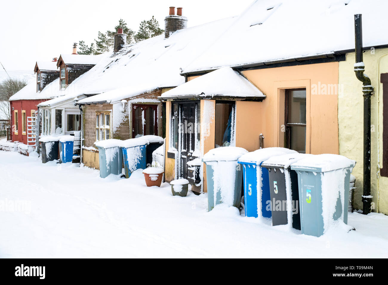 Reihe von Scottish Cottages. Leadhills Dorf am frühen Morgen Schnee. Scotlands zweite höchste Dorf. South Lanarkshire, Schottland Stockfoto