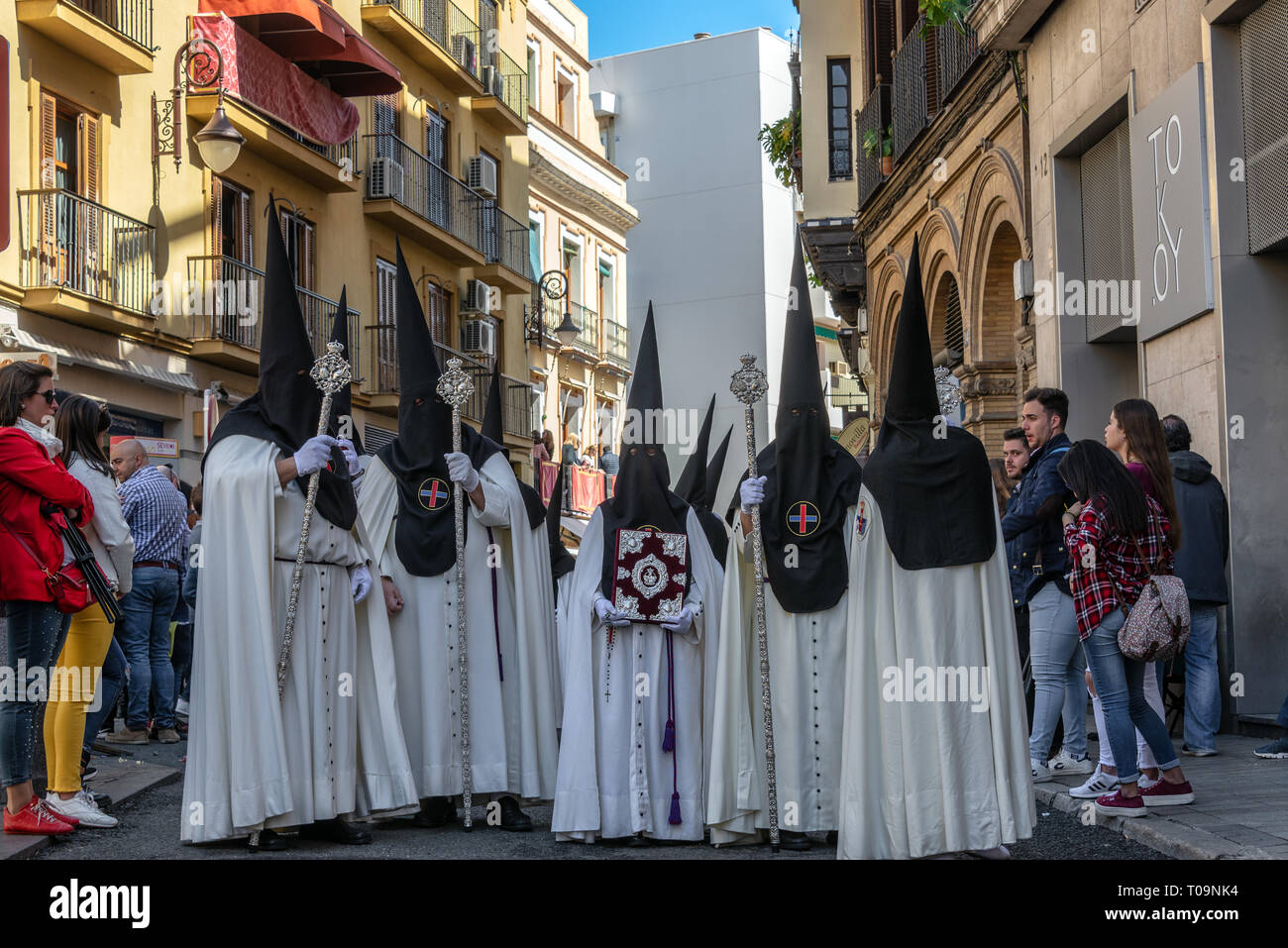 Sevilla, Spanien - 26. März: die Menschen in weißen Mänteln und schwarzen Kappen in einem Heiligen Woche Prozession in Sevilla, Spanien am 26. März 2018 Stockfoto