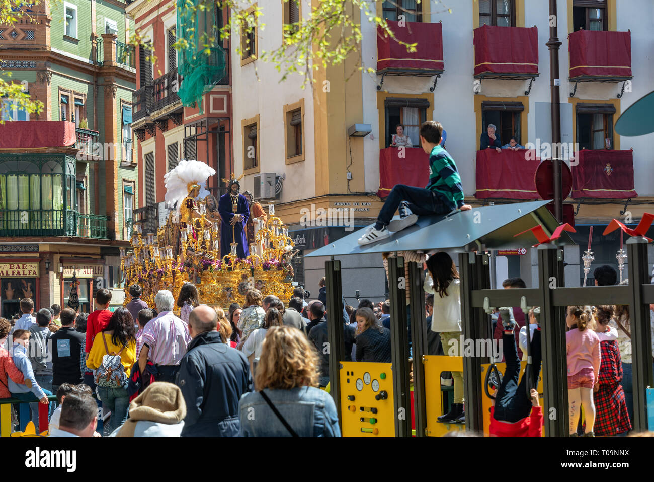 Sevilla, Spanien - 26. März: Menge Uhren ein Float von Jesus Christus in der Heiligen Woche Prozession vorbei in Sevilla, Spanien am 26. März 2018 Stockfoto