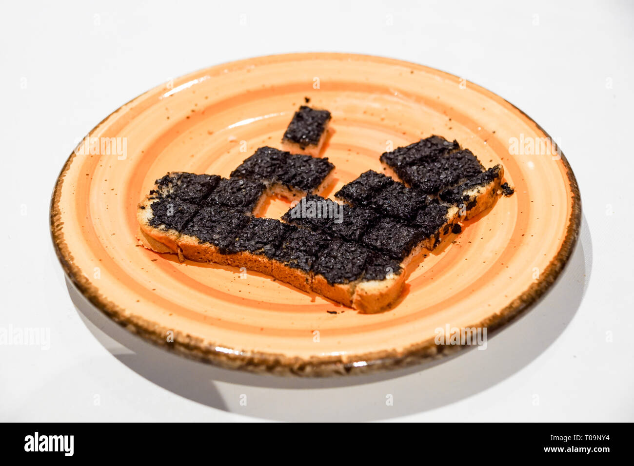 Trüffelcreme auf Croutons. Schwarze Trüffel Tuber Aestivum Vitt. Stockfoto