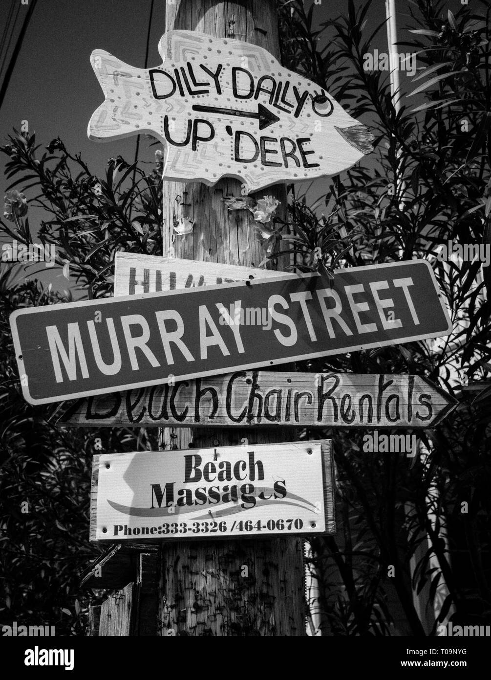 Die Schwarz-Weiß-Fotografie von Zeichen, Murray Street, Dunmore Town, Harbour Island, Eleuthera, Bahamas, in der Karibik. Stockfoto