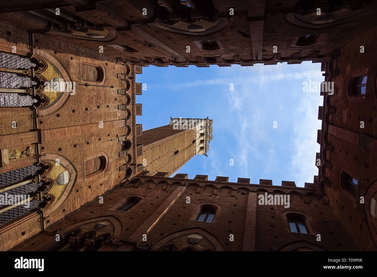 Blick aus dem Innenhof von Siena Rathaus Palazzo Pubblico zu Mangia Turm Torre del Mangia und blauen Winterhimmel, Toskana, Italien Stockfoto