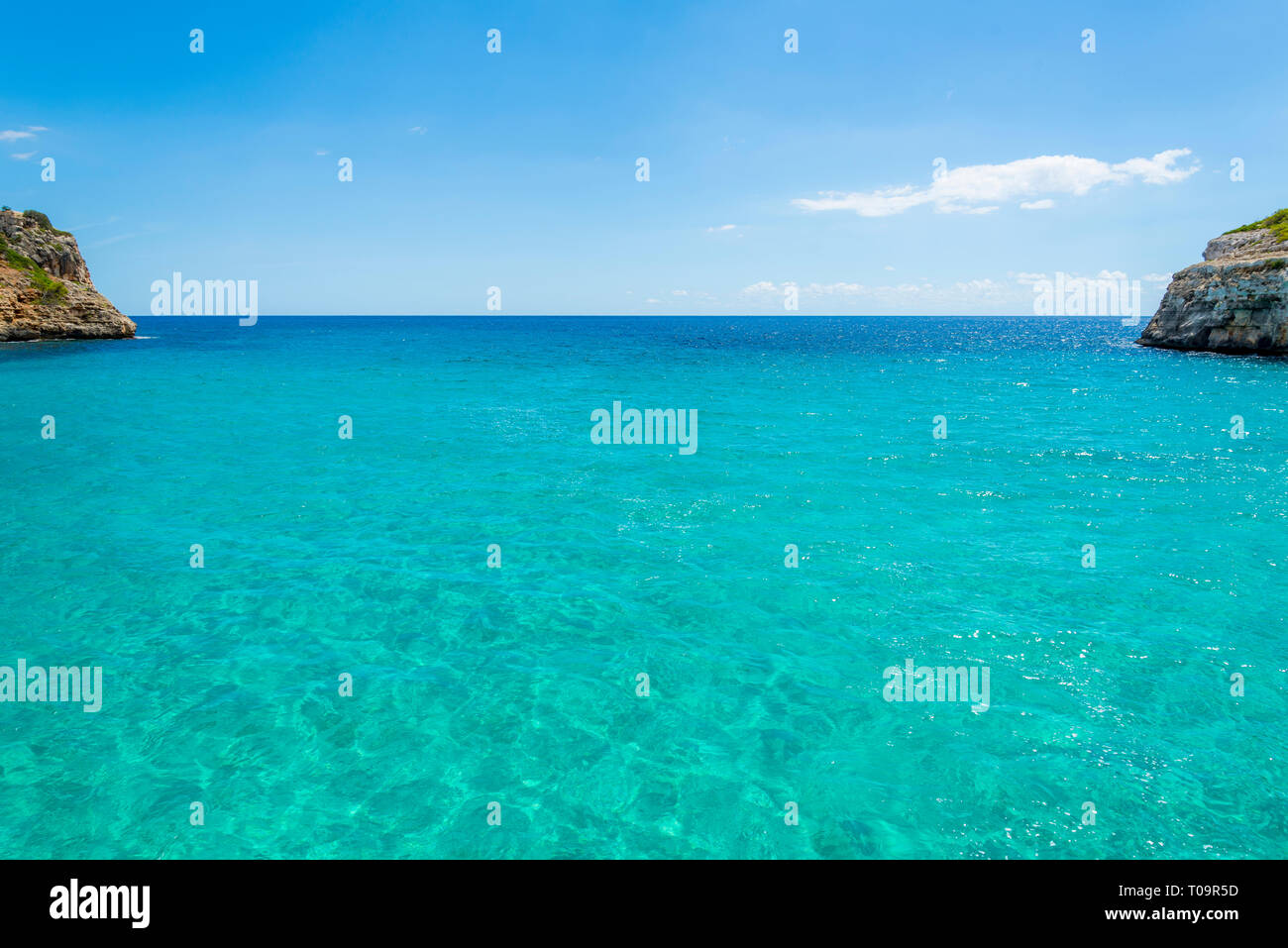 Wunderschöne Bucht, blaues Wasser und klaren Himmel. auf Mallorca Stockfoto