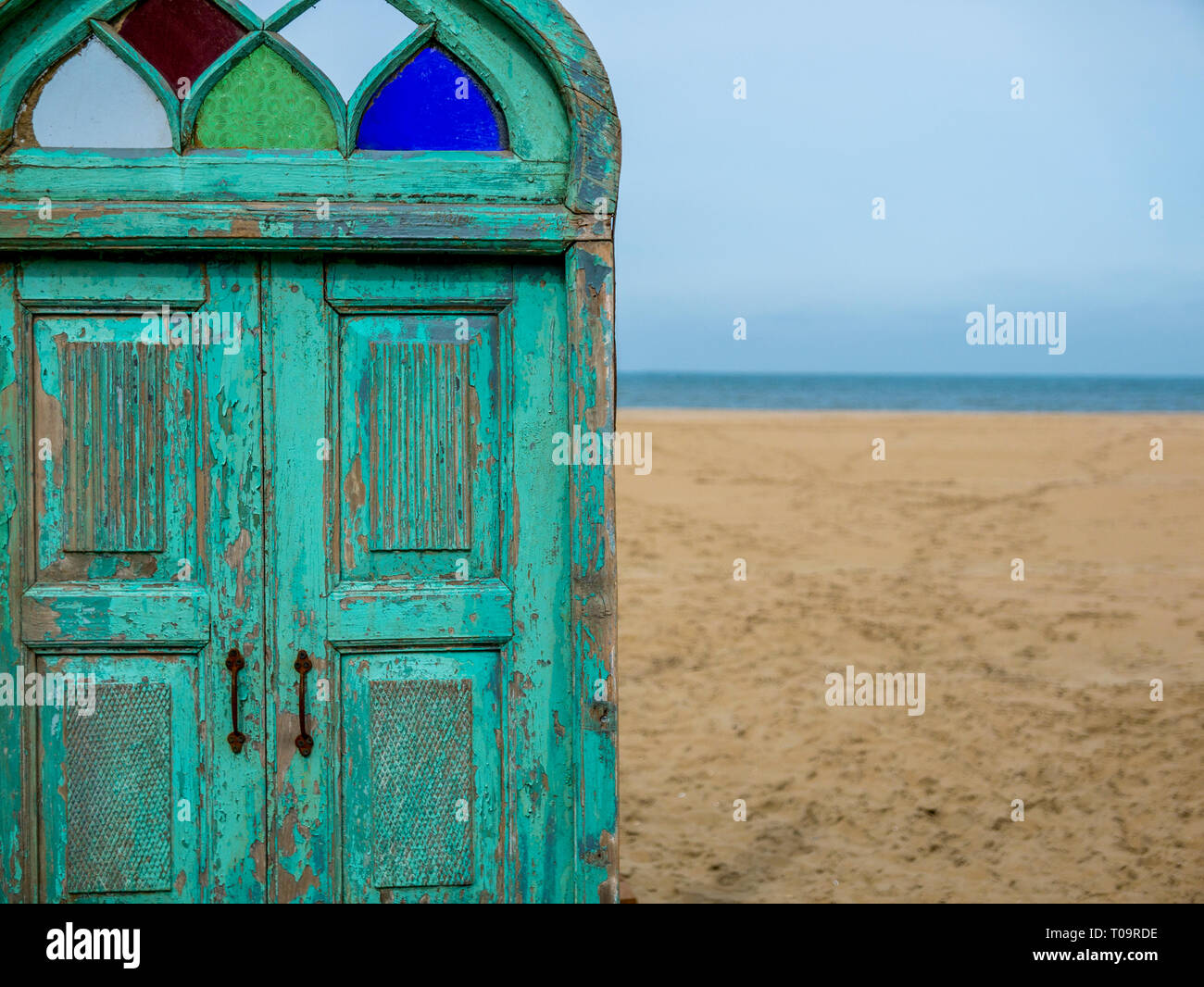 Alte Holztür, die zu einem wunderschönen Strand Stockfoto