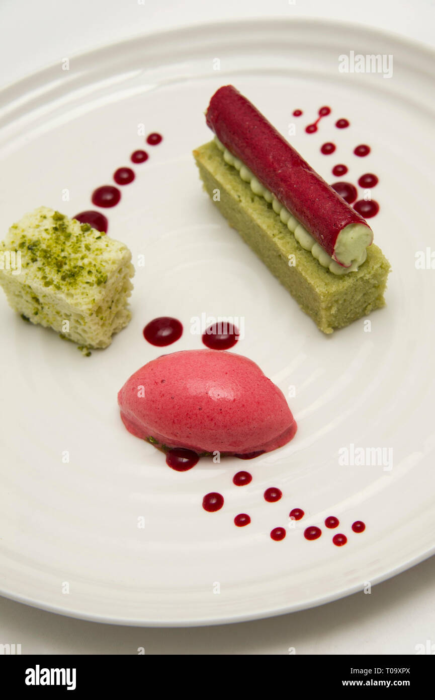 Warme pistazie Torte Morello, Kirschsorbet und kohlensäurehaltiges Pistazien. Stockfoto