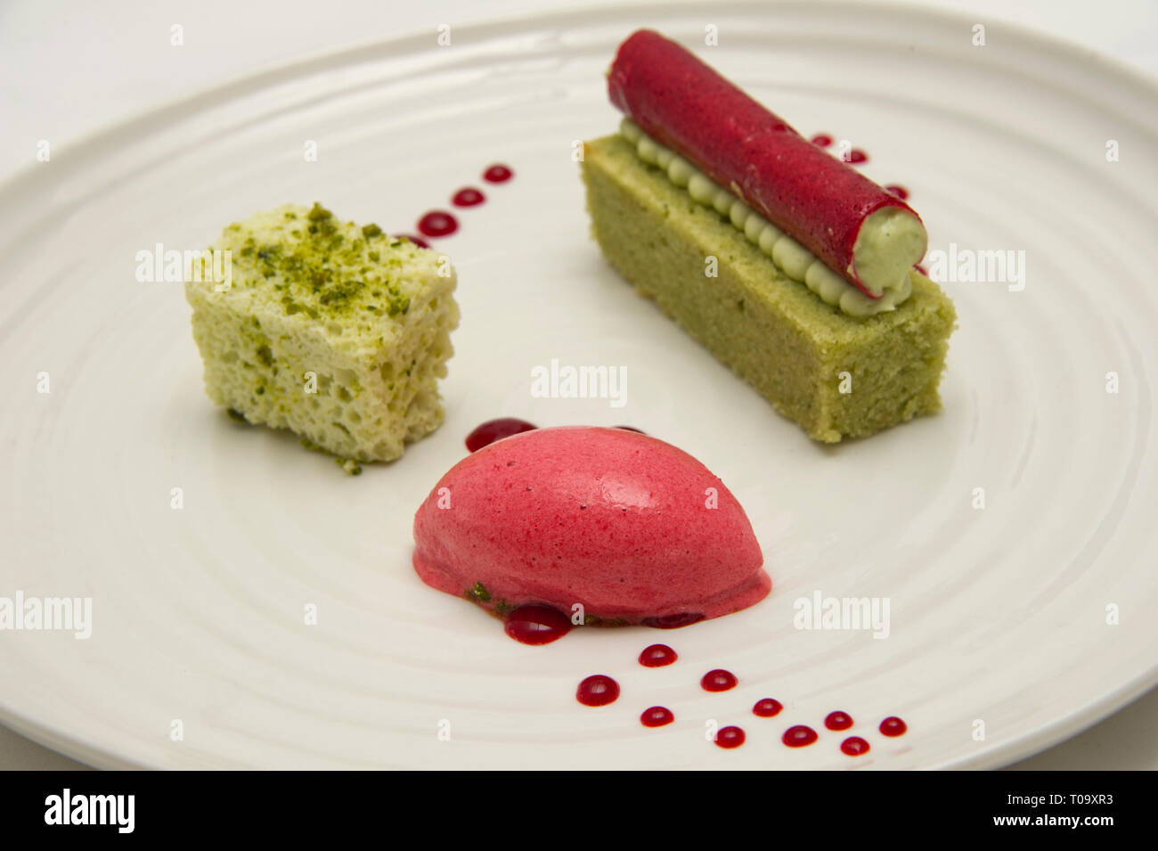 Warme pistazie Torte Morello, Kirschsorbet und kohlensäurehaltiges Pistazien. Stockfoto