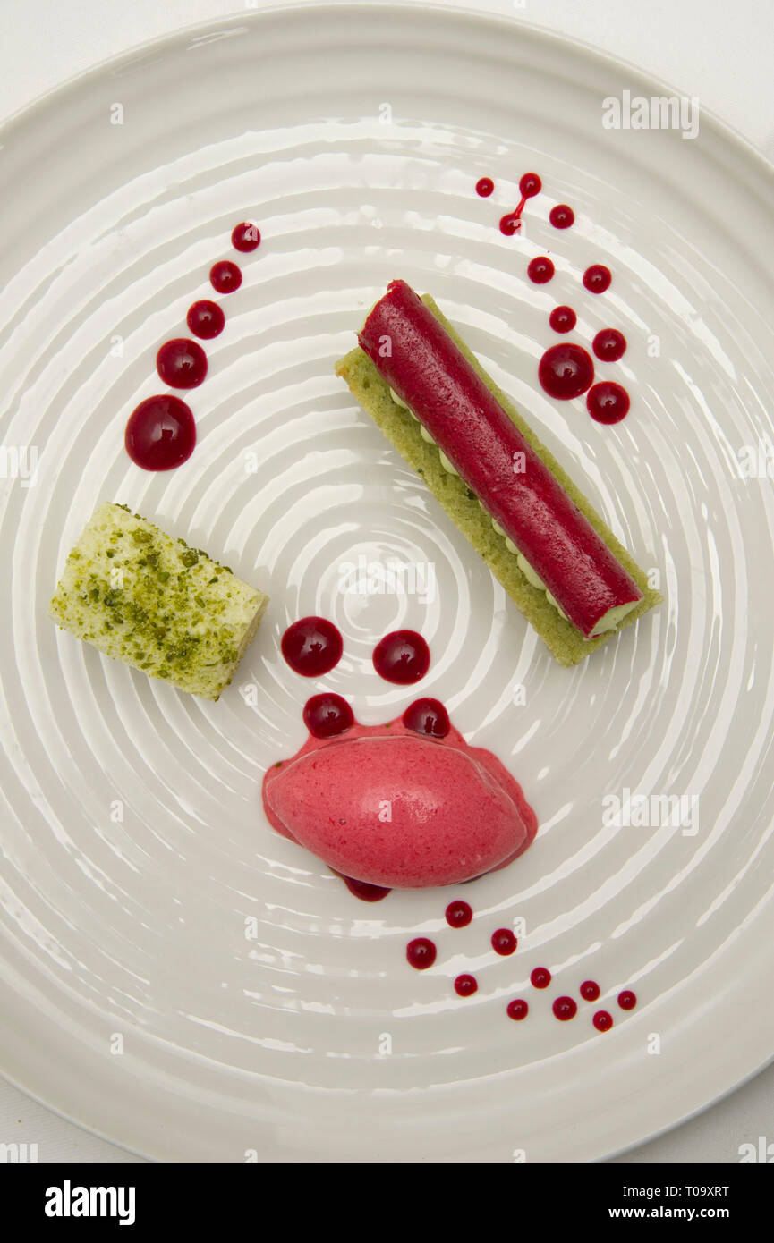 Warme pistazie Torte Morello, Kirschsorbet und kohlensäurehaltiges Pistazien. Stockfoto