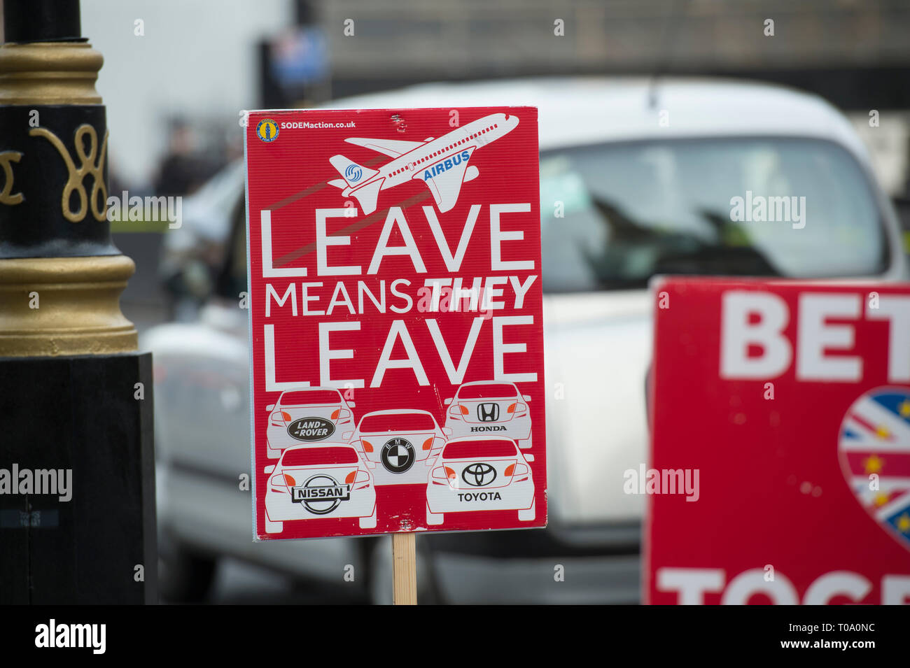 Westminster, London, Großbritannien. 18. März, 2019. Die Pro-SODEM bleiben Poster und Plakate zu Geländer Abingdon Street feste außerhalb der Häuser des Parlaments. Credit: Malcolm Park/Alamy Leben Nachrichten. Stockfoto