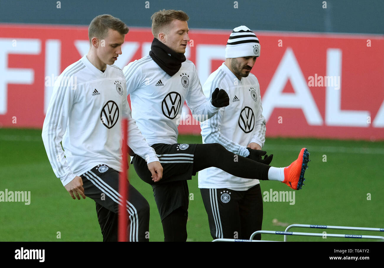 Wolfsburg, Deutschland. 18 Mär, 2019. Fußball: Nationalmannschaft, vor dem Länderspiel Deutschland - Serbien, Ausbildung: Der deutsche Nationalspieler Lukas Klostermann (L-R), Marco Reus und Ilkay Gündogan Zug mit der Nationalmannschaft. Credit: Peter Steffen/dpa/Alamy leben Nachrichten Stockfoto