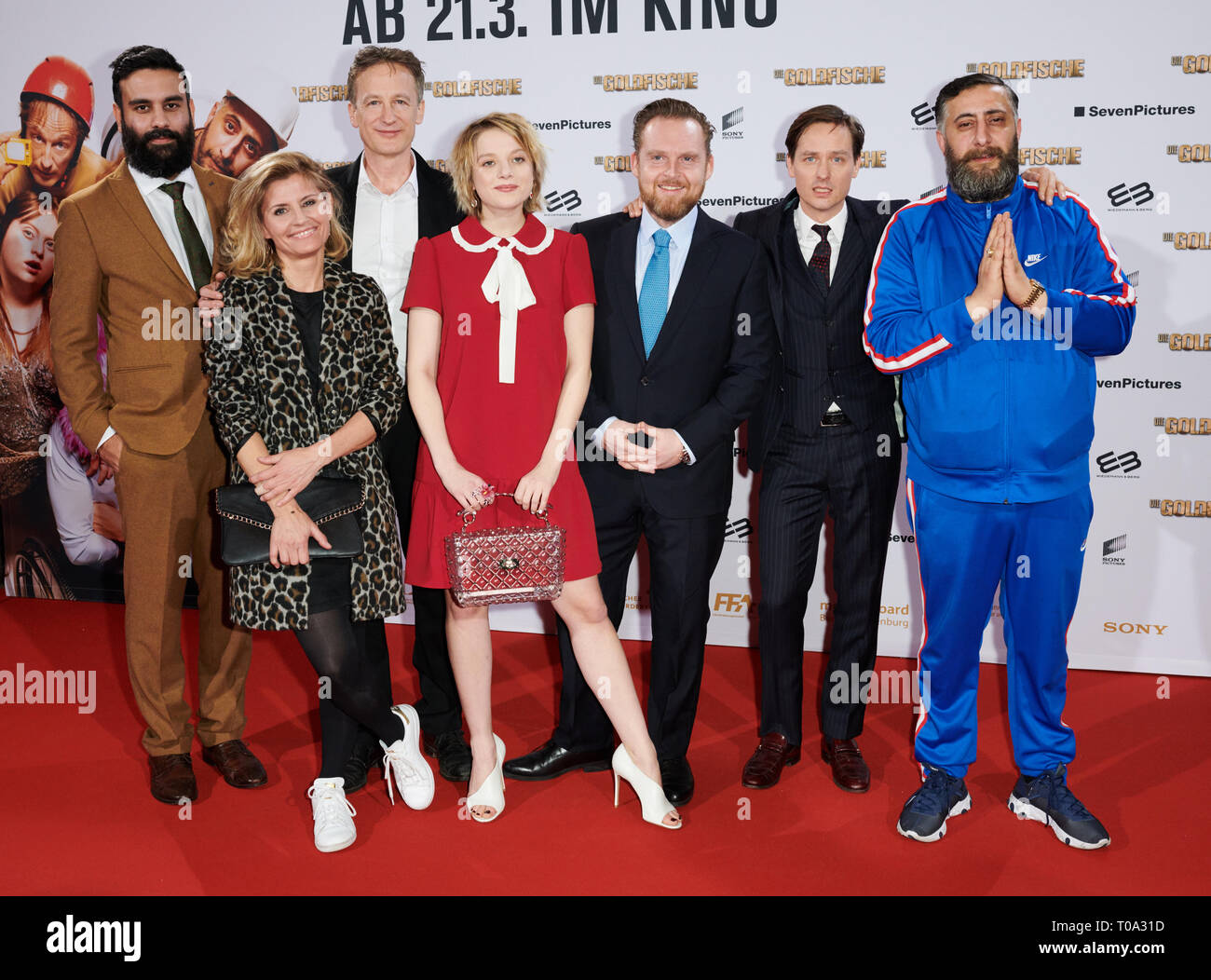 Berlin, Deutschland. 18 Mär, 2019. Die beiden Filmemacher Julian Golafshan und Justyna Münsch stand neben dem Schauspieler Jan Henrik Stahlberg, Jella Haase, Axel Stein, Tom Schilling und Kida Khodr Ramadan (L-R) auf dem roten Teppich der Film Premiere 'Die Goldfische' der UCI-Luxe Kino. In Deutschland ist die Komödie beginnt am 21. März. Quelle: Annette Riedl/dpa/Alamy leben Nachrichten Stockfoto