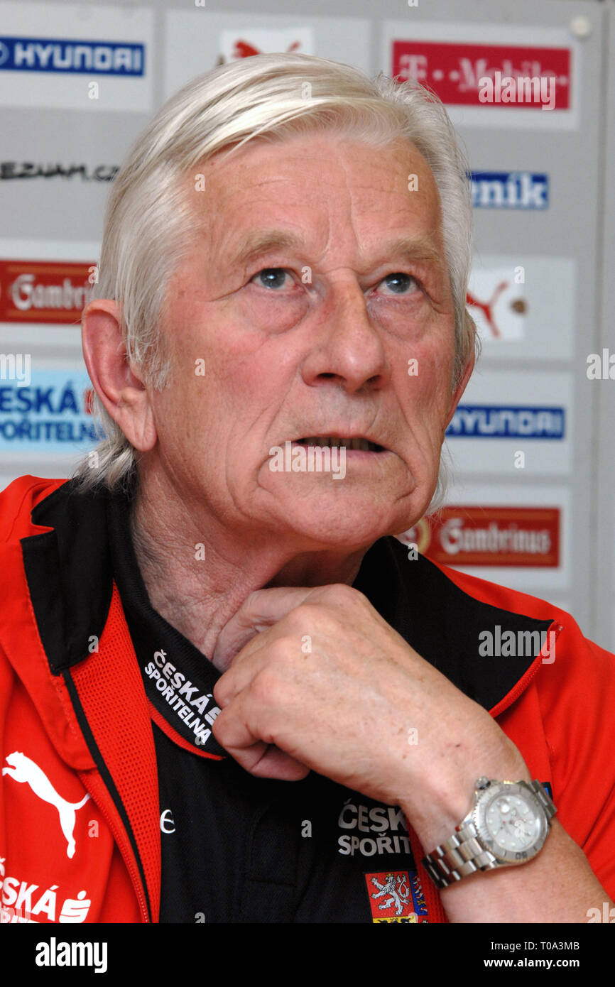 29. Mai 2007 - Jablonec Nad Nisou, Tschechische Republik - Tschechische Nationalmannschaft Trainer Karel Brückner in der offiziellen Pressekonferenz in Jablonec nad Nisou, Tschechische Republik am Dienstag, den 29. Mai 2007. Der tschechischen Fußball-Team wird Wales in der Euro 2008 Qualifikation auf Juni 2th. Andere Teams in Gruppe G: Deutschland, Zypern, San Marino, Slowakei. Foto Slavek Ruta (Credit Bild: © Slavek Ruta/ZUMA Draht) Stockfoto