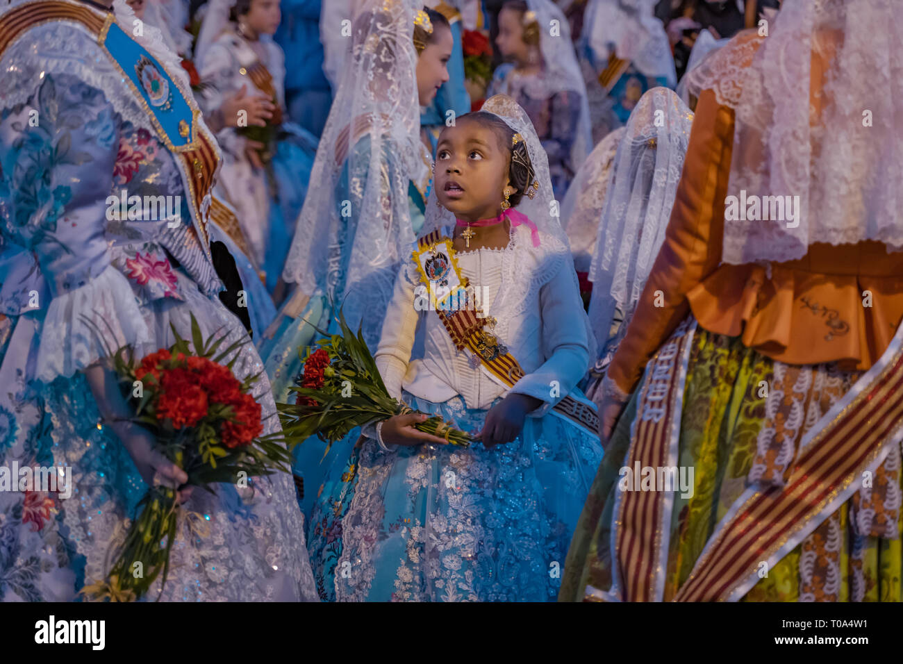Valencia, Spanien, 18. März 2018: Schöne Afrikanische Mädchen traditionell gekleidete, Prozession. Fallas Feier. Vielfalt. Credit: Vivitaart/Alamy leben Nachrichten Stockfoto