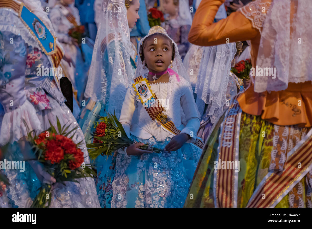 Valencia, Spanien, 18. März 2018: Schöne Afrikanische Mädchen traditionell gekleidete, Prozession. Fallas Feier. Vielfalt. Credit: Vivitaart/Alamy leben Nachrichten Stockfoto