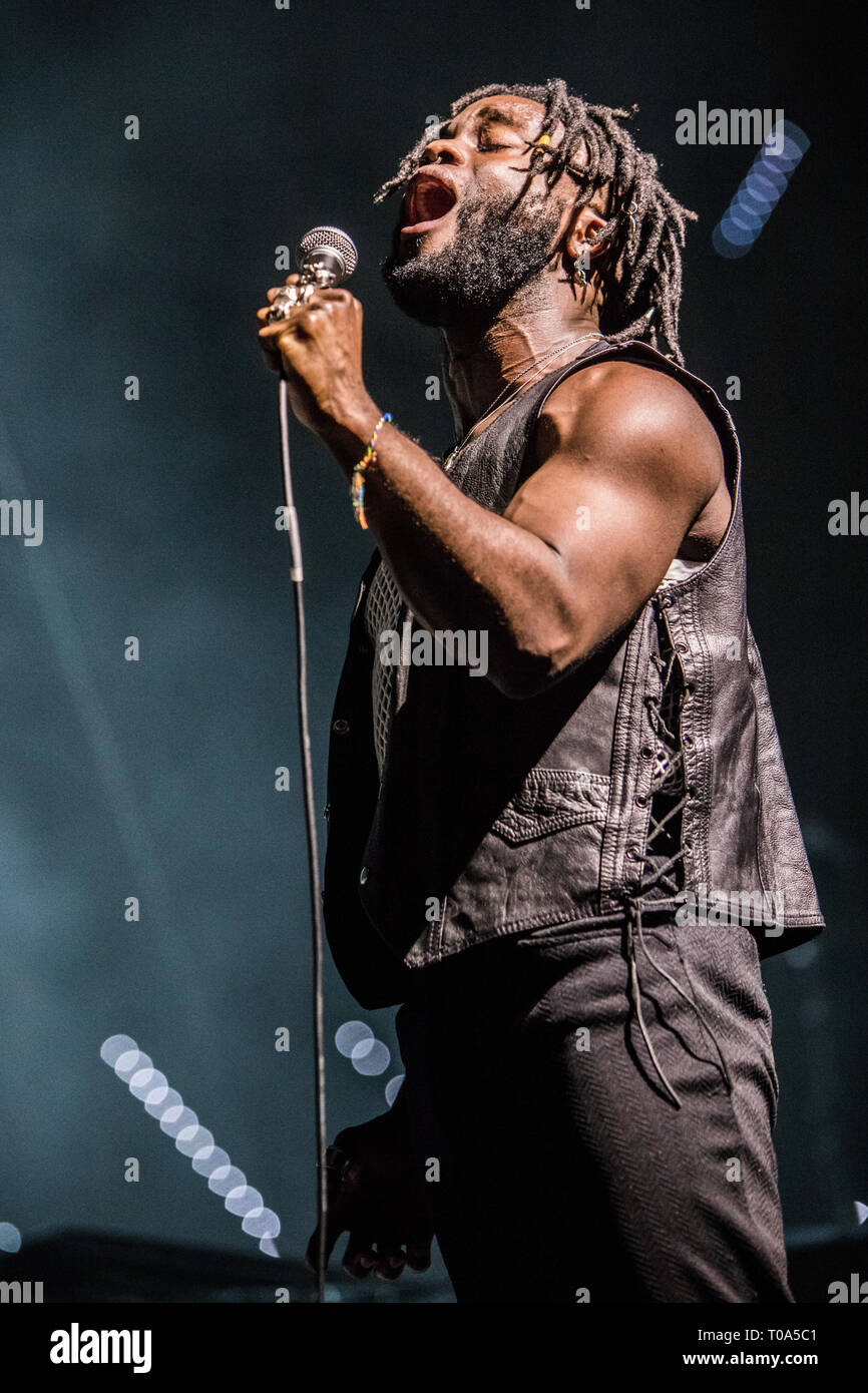 Turin, Italien. 18 Mär, 2019. Die britische alternative rap Band junge Väter führt live auf der Bühne des PalaAlpitour Eröffnung der Show von Florenz und der Maschinen. Credit: Rodolfo Sassano/Alamy leben Nachrichten Stockfoto