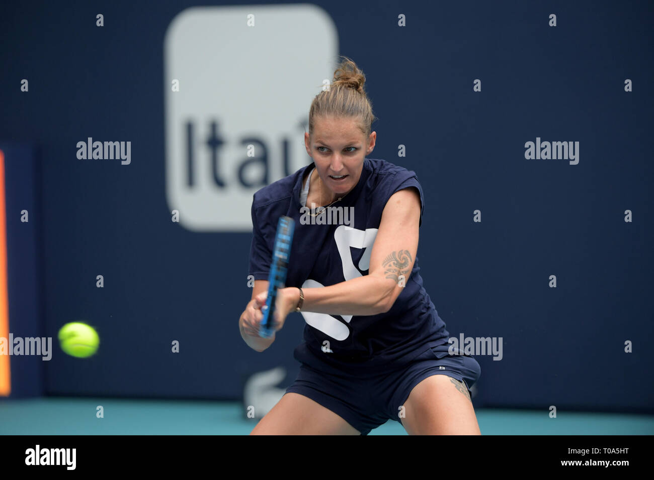 Miami Gardens, Florida, USA. 18. Mär 2019. Karolina Pliskova auf der Praxis Gericht vor Beginn der Miami Open Tennisturnier im Hard Rock Stadium am 18. März 2019 in Miami, Florida. Personen: Karolina Pliskova Credit: Stürme Media Group/Alamy leben Nachrichten Stockfoto