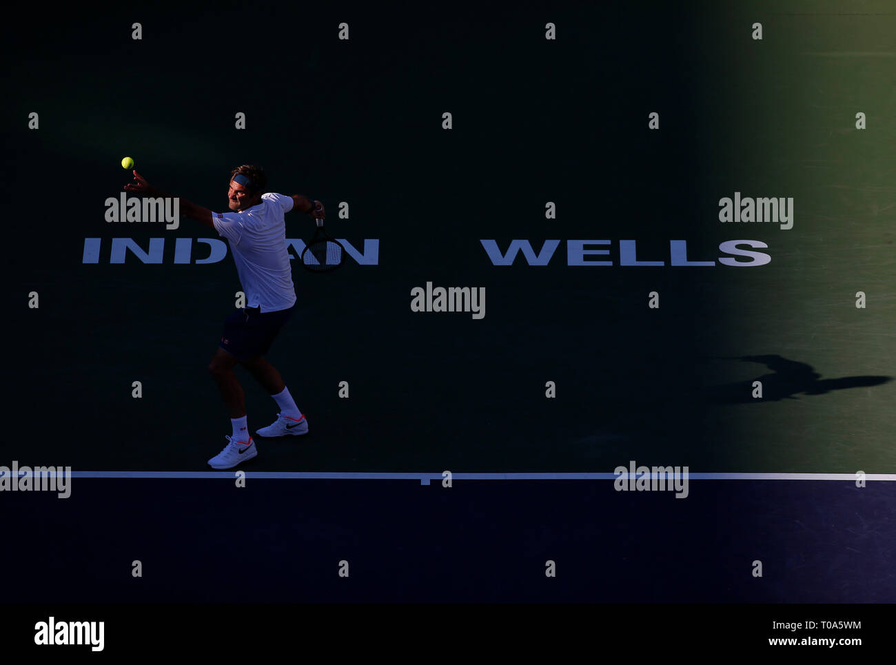 März 17, 2019 Roger Federer (SUI) dient gegen Dominic Thiem (AUT), während die Männer singles finale Match am 2019 BNP Paribas Open in Indian Wells Tennis Garden in Indian Wells, Kalifornien. Charles Baus/CSM Stockfoto