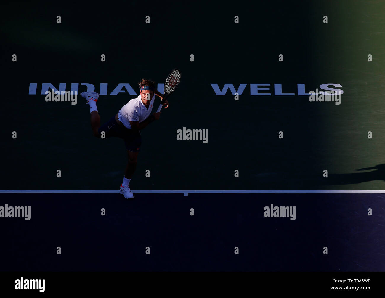 März 17, 2019 Roger Federer (SUI) dient gegen Dominic Thiem (AUT), während die Männer singles finale Match am 2019 BNP Paribas Open in Indian Wells Tennis Garden in Indian Wells, Kalifornien. Charles Baus/CSM Stockfoto