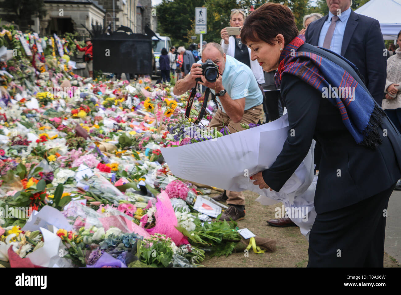 New Zealand Governor General Patsy Reddy legt Blumen für die Opfer der Terroranschläge Christchurch Moscheen. Rund 50 Personen wurde angeblich in der Christchurch getötet Moscheen Terroranschlag schießen Targeting die Masjid Al Noor Moschee und die linwood Moschee. Stockfoto