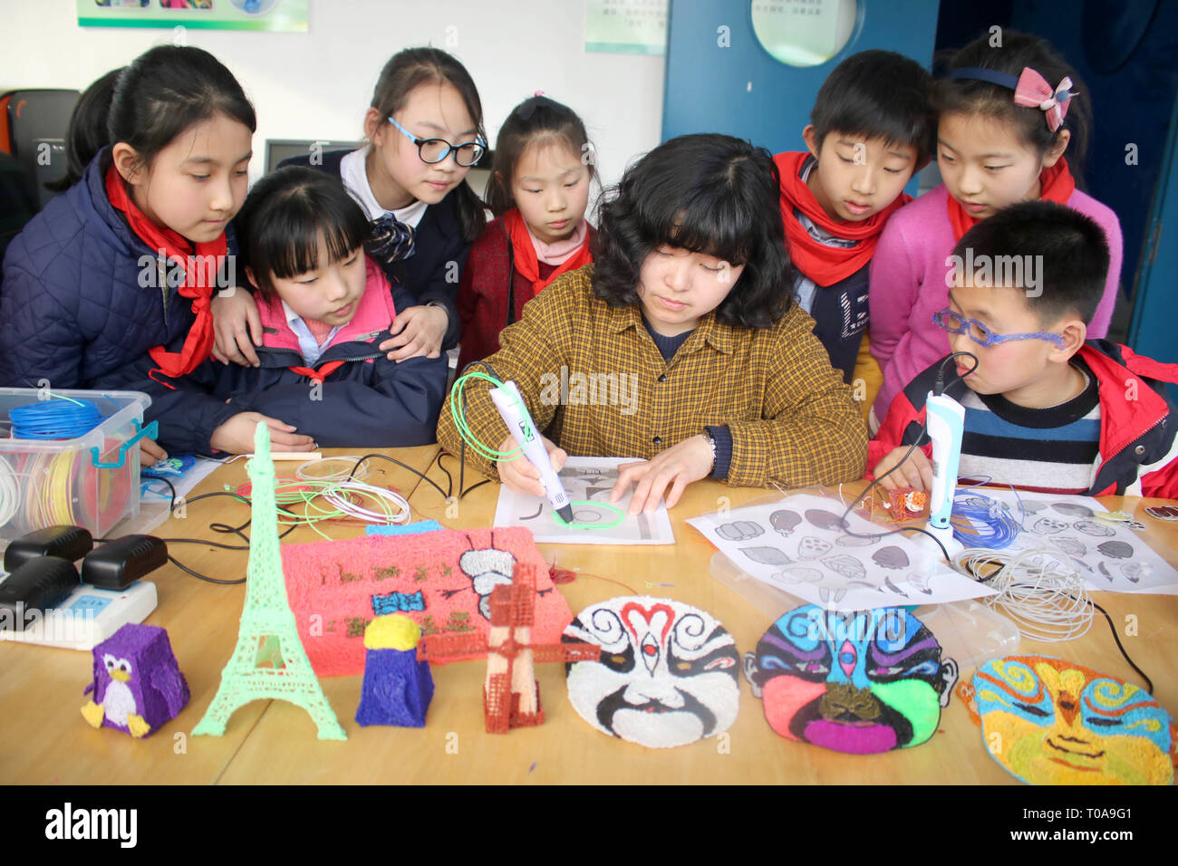 Suzh, Suzh, China. 19 Mär, 2019. Suzhou, China - Schüler erstellen verschiedene Zeichnungen mit 3D-Druck Stifte in Suzhou, Osten ChinaÃ¢â'¬â"¢s in der Provinz Jiangsu. Credit: SIPA Asien/ZUMA Draht/Alamy leben Nachrichten Stockfoto