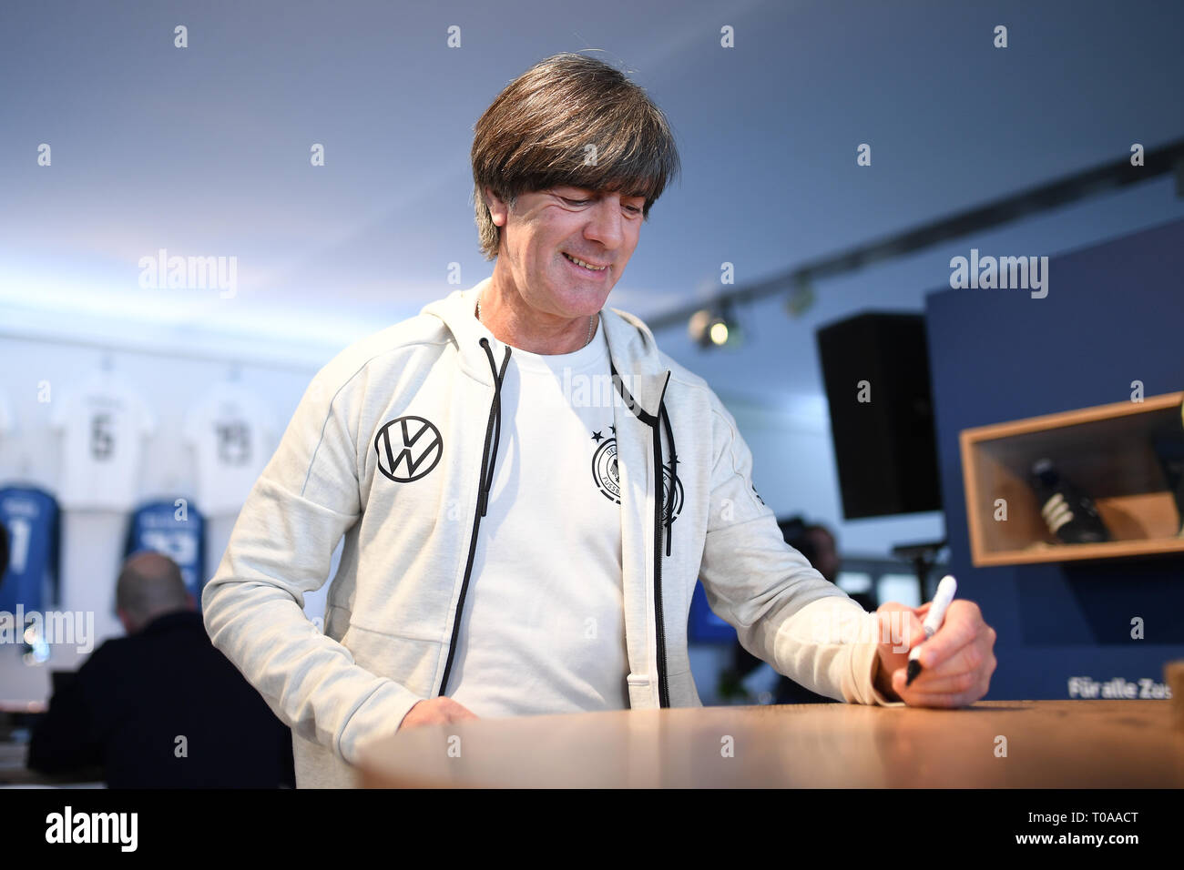 Wolfsburg, Deutschland. 19 Mär, 2019. Bundescoach Joachim Jogi Löw (Deutschland) Zeichen auf einem Tisch. GES/fussball/Nationalmannschaft: DFB-Pressekonferenz/PK, 19.03.2019 Fußball / Fussball: Deutsche Nationalmannschaft, Mediaconference, Pressekonferenz, Wolfsburg, 19. März 2019 | Verwendung der weltweiten Kredit: dpa/Alamy leben Nachrichten Stockfoto