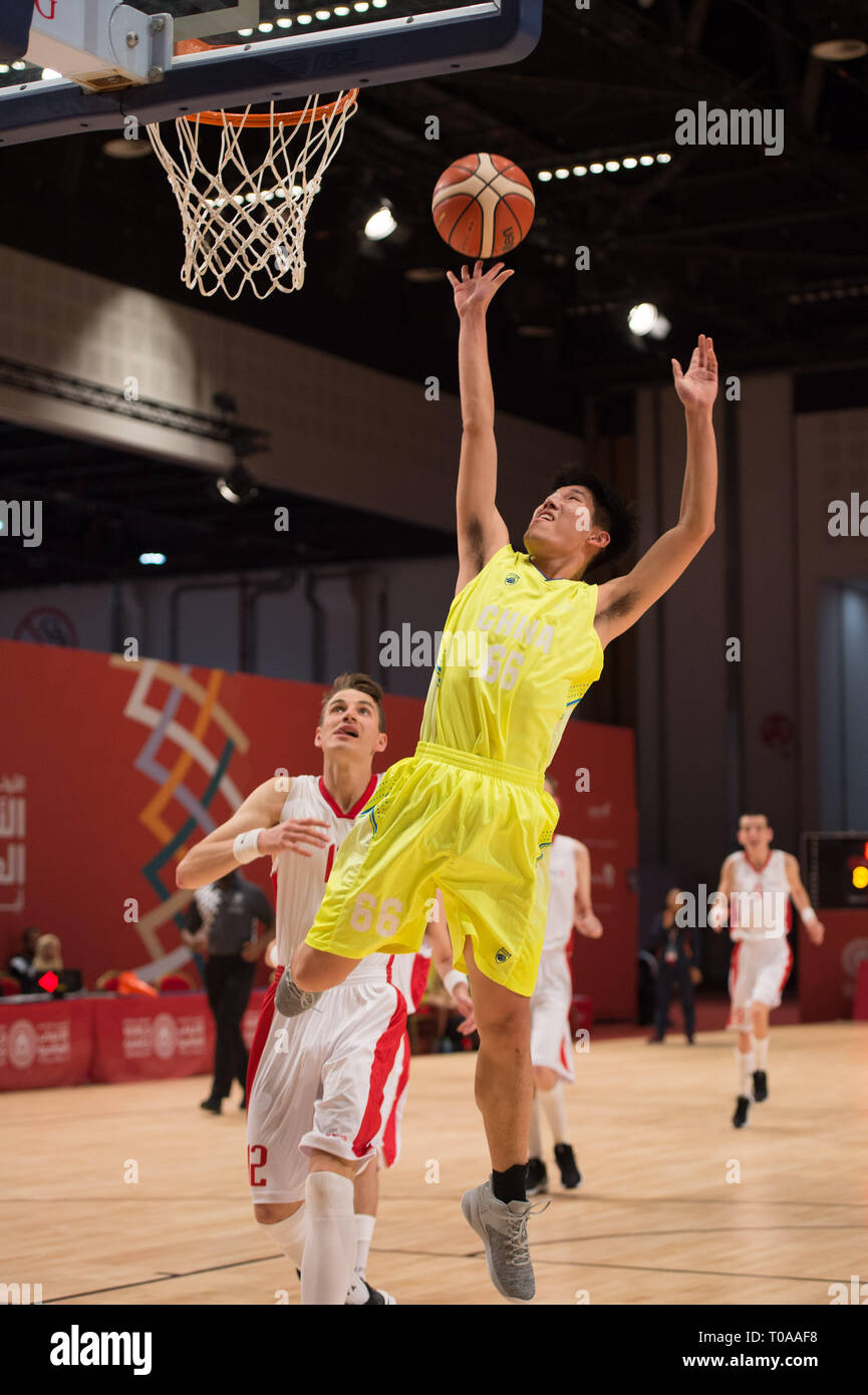 Abu Dhabi, Vereinigte Arabische Emirate. 19 Mär, 2019. Liu Xing (R) von China konkurriert bei einem Basketball Match zwischen China und Polen 2019 Special Olympics World Games in Abu Dhabi, Vereinigte Arabische Emirate, am 19. März 2019. China gewann 27-19. Credit: Meng Tao/Xinhua/Alamy leben Nachrichten Stockfoto