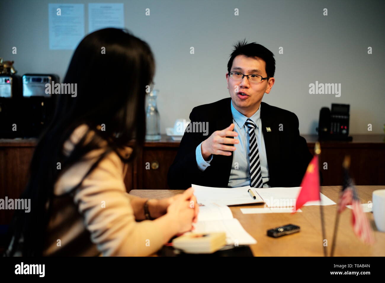 Peking, USA. 13 Mär, 2019. Samuel K. Chueh (R), Direktor der International Business an der Philadelphia Handelsministerium, spricht mit Xinhua während eines Interviews in Philadelphia, USA, 13. März 2019. Credit: Li Muzi/Xinhua/Alamy leben Nachrichten Stockfoto