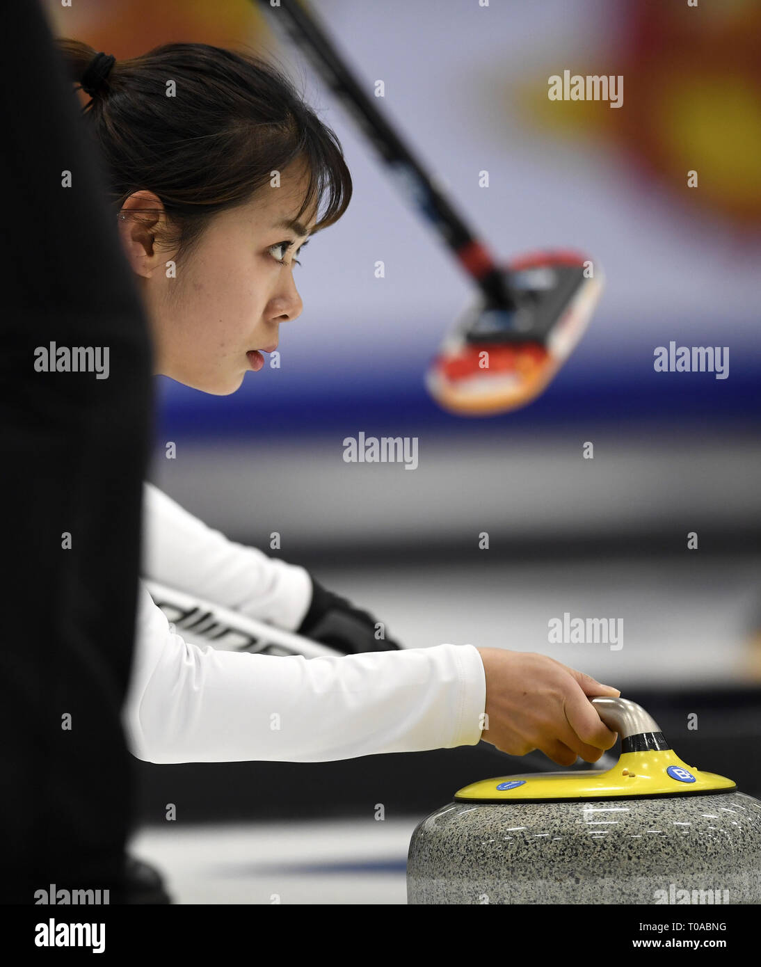 Silkeborg, Dänemark. 19 Mär, 2019. Team China in Aktion während der Round Robin Curling Spiel zwischen Russland und China bei der Curling-WM 2019 die LGT weltweit Frauen in Silkeborg, Dänemark. Credit: Lars Moeller/ZUMA Draht/Alamy leben Nachrichten Stockfoto