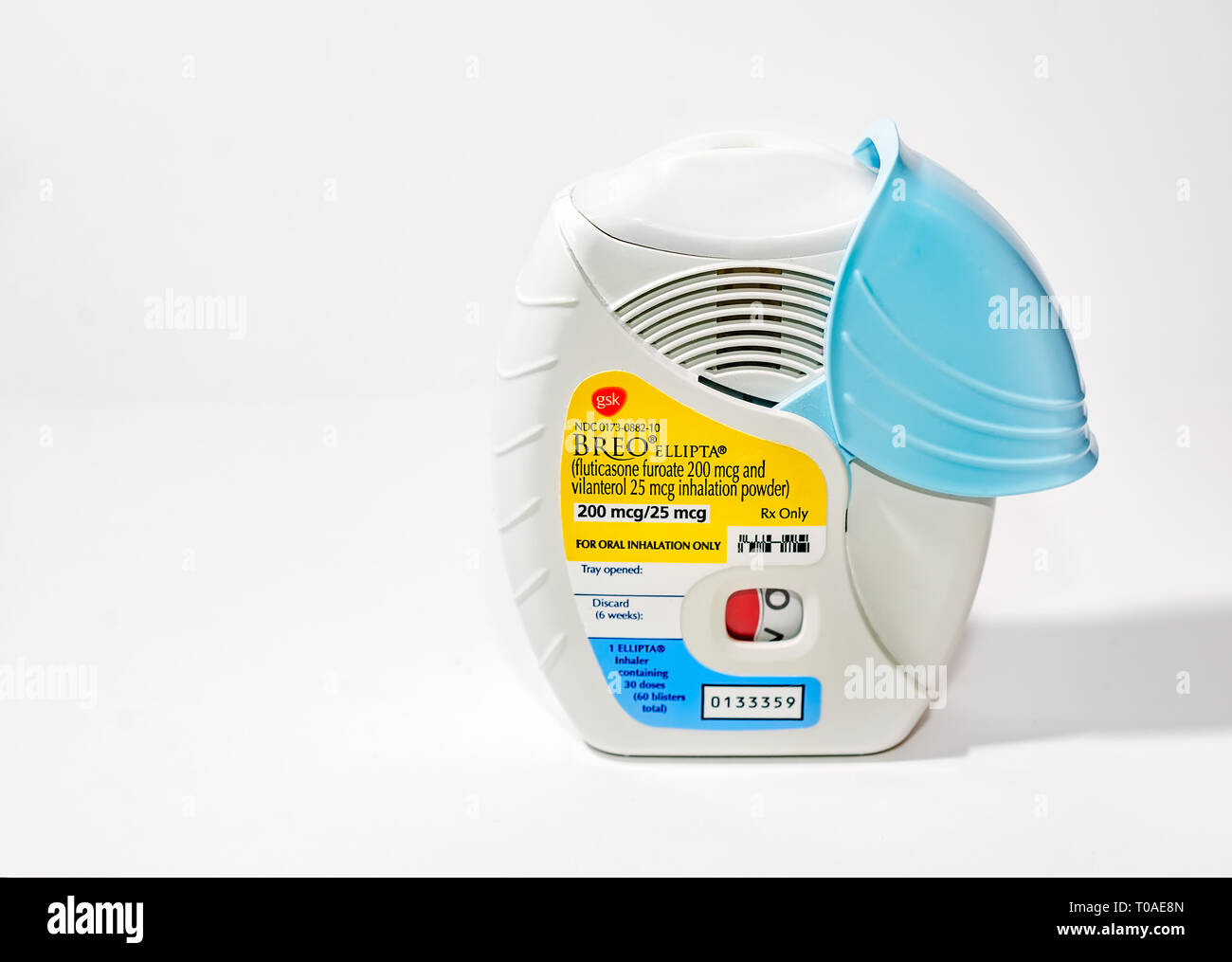 Die BREO Ellipta dosierte Asthma Inhalator, hergestellt von GlaxoSmithKline​,  ist abgebildet auf Weiß. Die aktiven Inhaltsstoffe in Breo sind Fluticason  und vilanterol Stockfotografie - Alamy