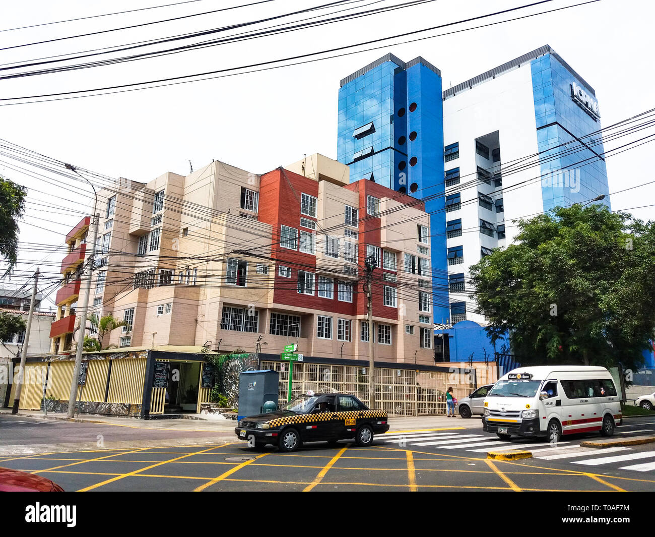 Lima, Peru, 29. Januar 2018: Av. Angamos in Miraflores, und Stile der Gebäude und Häuser Stockfoto