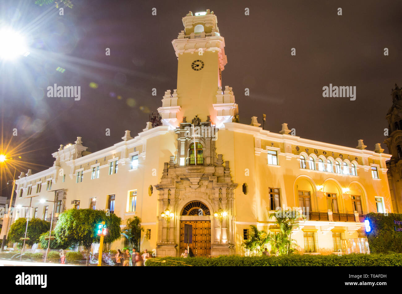 Rathaus von Miraflores neben Kennedy Park oder Miraflores Central Park in Lima - Peru Stockfoto