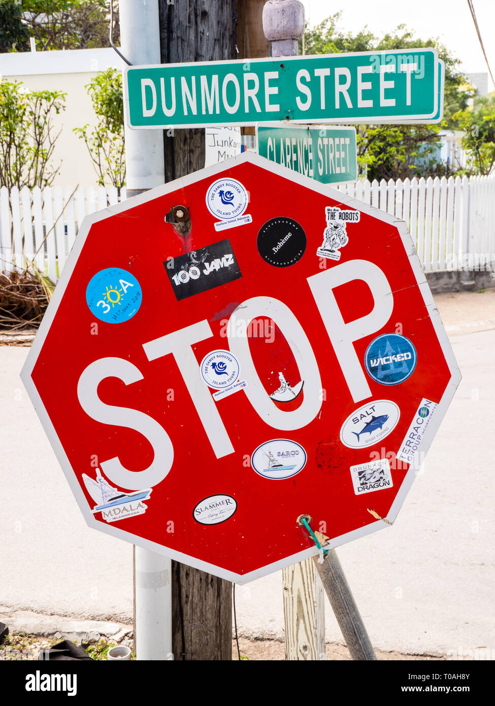 Authentische Reiseerlebnis, Stop Schild mit Aufkleber, Dunmore Town, Harbour Island, Eleuthera, Bahamas. Stockfoto